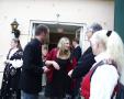 Folk venter p� oss utenfor inngangen