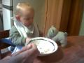 Sara og katten spiser havregr�t