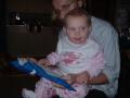 Sara med ny pysj. Leser bok p� Pappas fang.