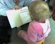 Sara sitter p� potte og leser bok