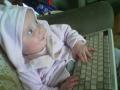 Sara med tastatur