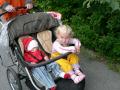 17:15 Ruth har sovnet. Sara er litt lei og har v�te str�mper. Begge har nye bukser p� seg som de fikk av Anastasia.