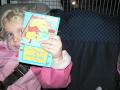 09: Sara viser frem boken