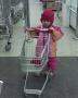 Ruth med handlevogn i barnest�rrelse p� Coop Marked