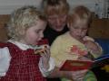 Bestemor leser for Sara og Martine