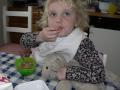 10: Sara spiser frokost
