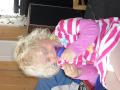 Sara med dagens f�rste is