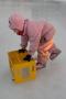 Sara g�r p� sk�yter med bruskasse...