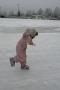 Sara gj�r flyveren p� sk�yter