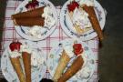 Til dessert: Krumkaker fylt med krem og friske jordb�r. Namm....
