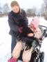 Monica hjelper til � plassere Tiana p� fanget til Ruth