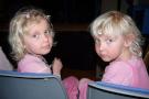 Sara og Ruth fikk plass p� f�rste rad, med oss rett bak