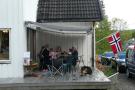 Familien p� terrassen under markisen i regnet